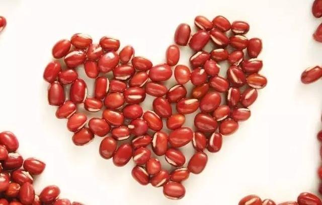 女人用红豆暗示什么，男女之间红豆是什么意思
