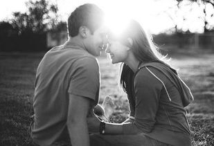 女人发画你这首歌意思是什么呢，男人用一首歌暗示女人