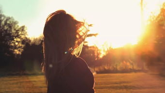 如果不小心伤害了你歌词，歌曲《回不去的从前》