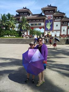 女的唱的走在熟悉的街头，再次走在这条熟悉的街