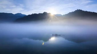 女的唱的歌词云淡风轻，有一首歌里面有云淡风轻