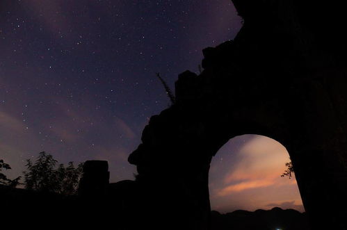 女生歌词我抬头望着天，《仰望星空》歌词