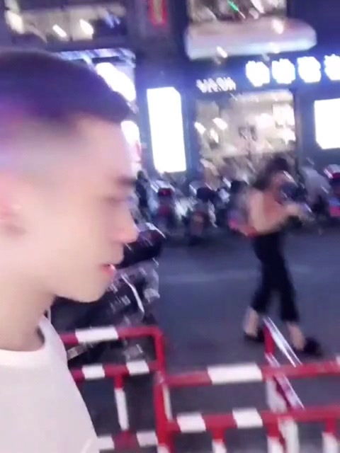 就这样牵着你的手是啥歌,《牵着你的手》