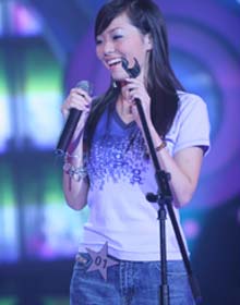 张靓颖真的唱过victory吗，五军之战插曲victory现场版