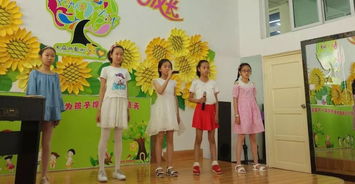 开心的唱歌还是开心地唱歌,开心的在舞台上唱歌是哪个的