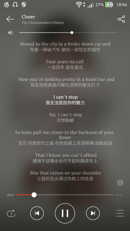 开头是一群小孩子唱的英文歌,一首英文歌高潮是supersuper