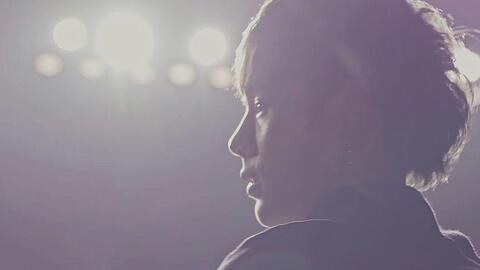 当思念飞过夜空缠绕指尖停留,当思念飞过夜空歌词