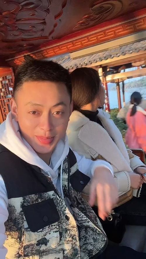 微微的风儿轻轻吹原唱，风微微的吹是什么歌