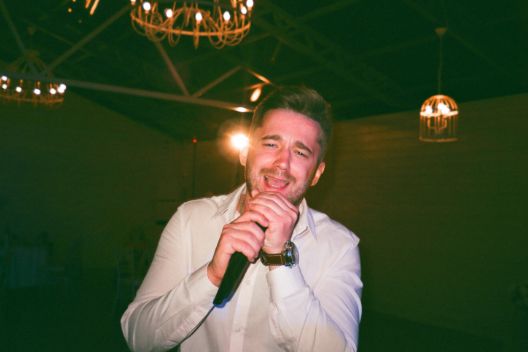 我一唱高音就成假音了,初学唱歌如何打开嗓子