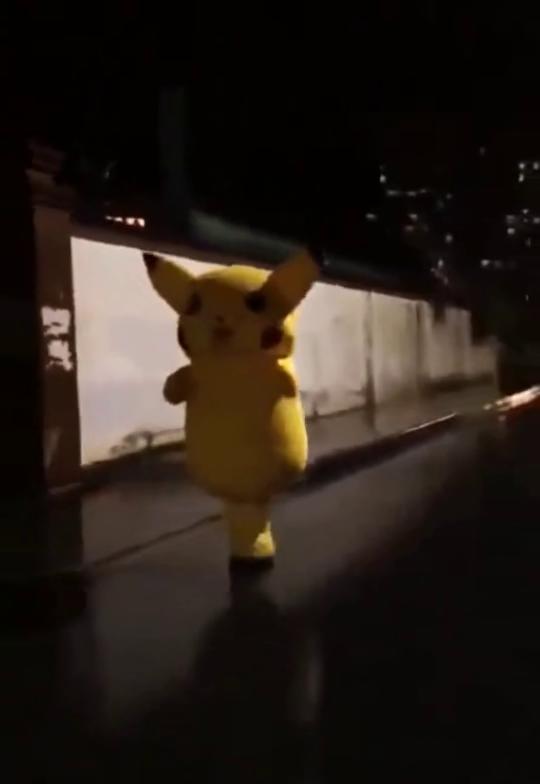 我可以送你回家吗可能外面要下雨了,我来送你回家吧要下雨了