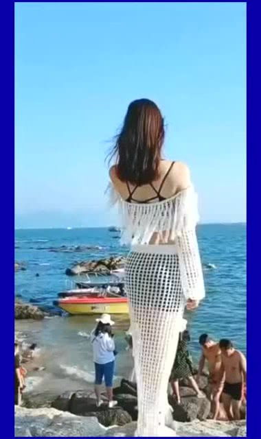 我望着天边的云望着天边的星,我望着故乡的月也望着天边的星