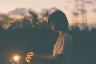 我多想回到从前再回到她的身边,多想再回到当初的年纪