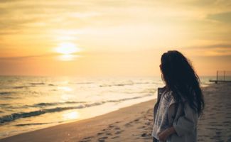 我吹着孤独的风做着自己的梦,孤独的梦境中你依然在浮现